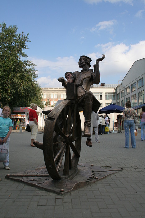 Бронзовая фигура на ул.Вайнера, Екатеринбург (фото)