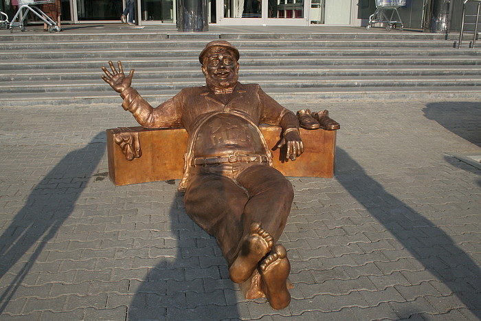 Бронзовая фигура на ул.Вайнера, Екатеринбург (фото)