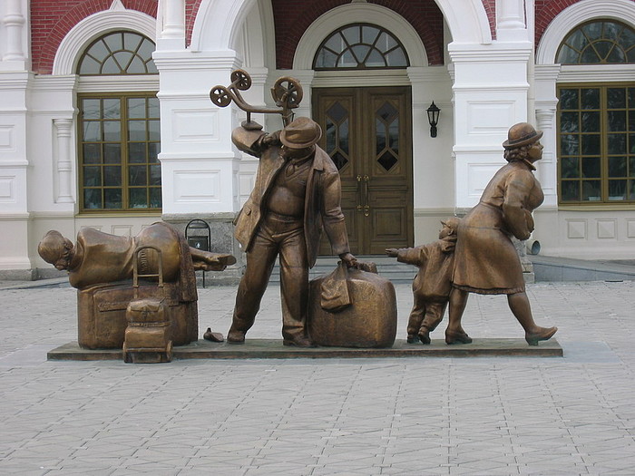Композиция на ж/д вокзале Екатеринбурга, изображающая спешащих пассажиров