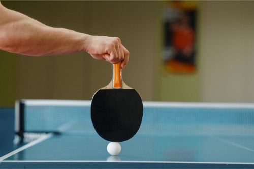Стол, мяч и ракетка для пинг-понга
