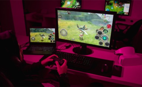 Геймер играет в MMORPG