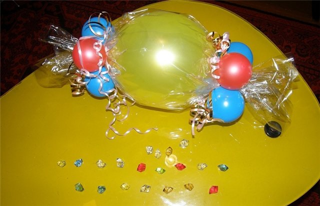 Конфета из воздушных шариков - оригинальная упаковка для банкнот