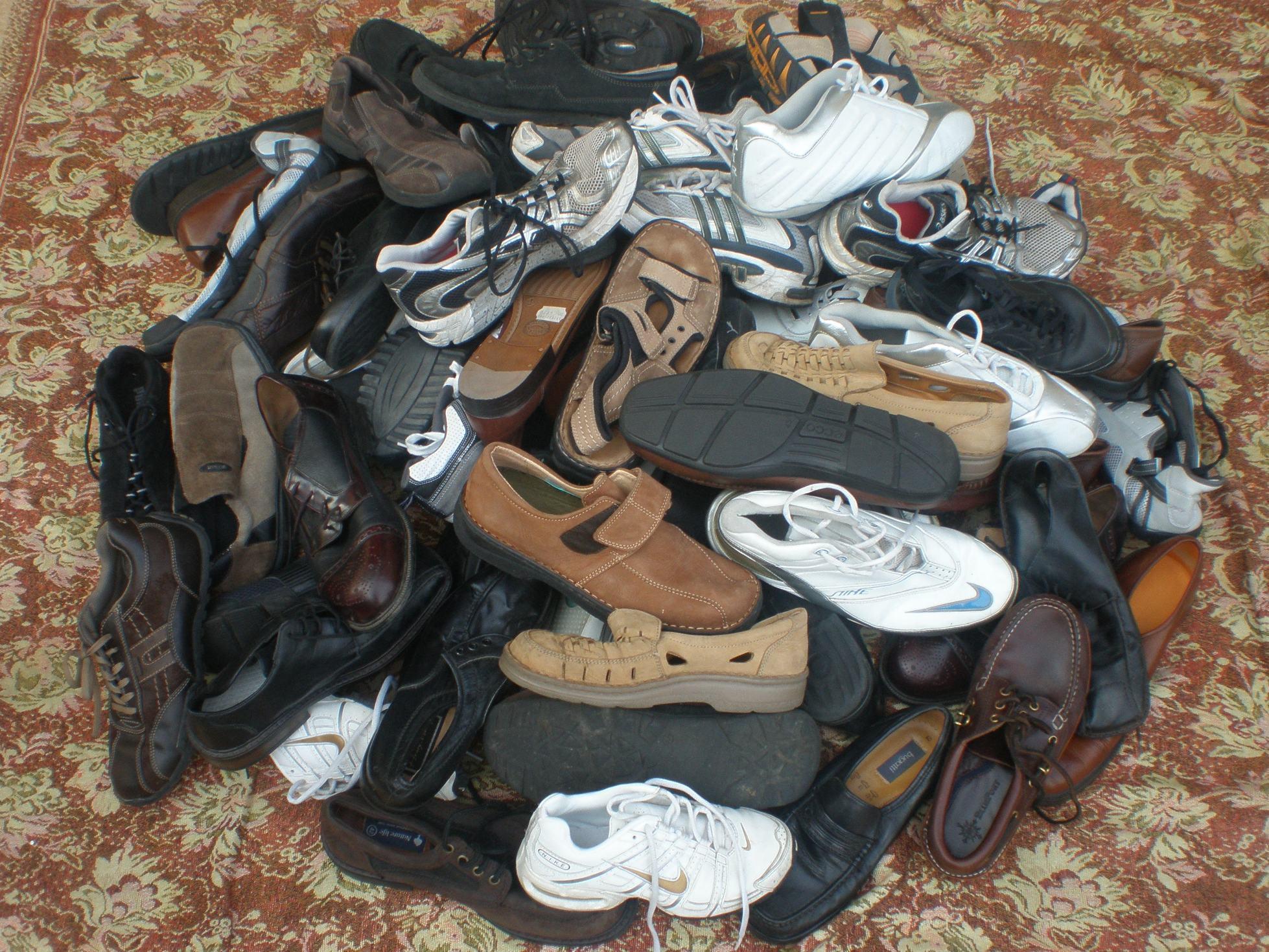 Авито мужские обувь бу. Детская обувь из секонд хенда. Бишкек секонд хенд из Германия. Вещи бу обувь. Обувь и вещи 2000 года.