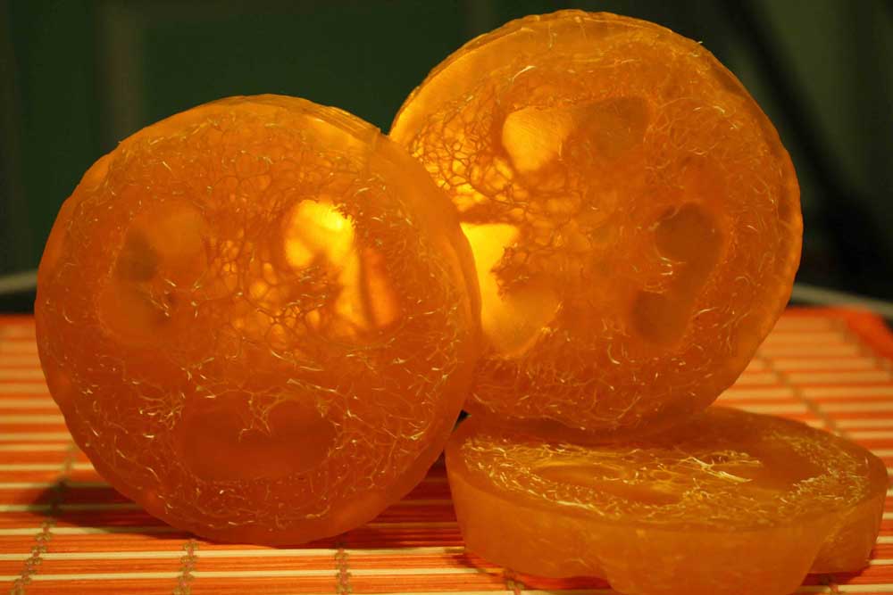 Антицеллюлитное массажное мыло-скраб с люфой, апельсиновым фрешем, маслами и глицерином.