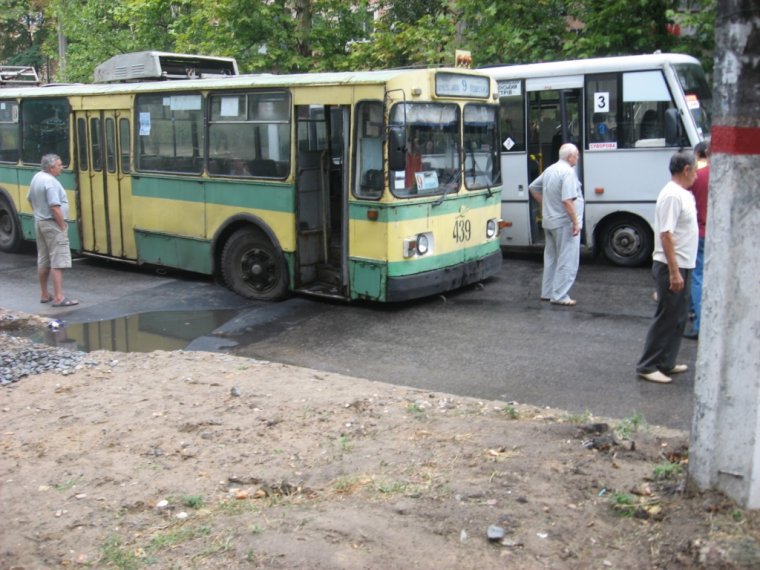 На улице Димитрова под тролейбусом провалилось дорожное покрытие