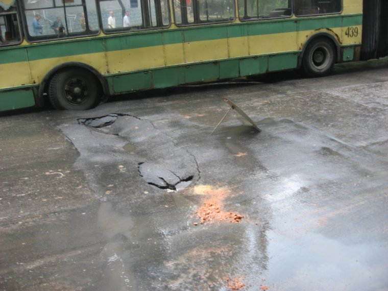 На улице Димитрова под тролейбусом провалилось дорожное покрытие
